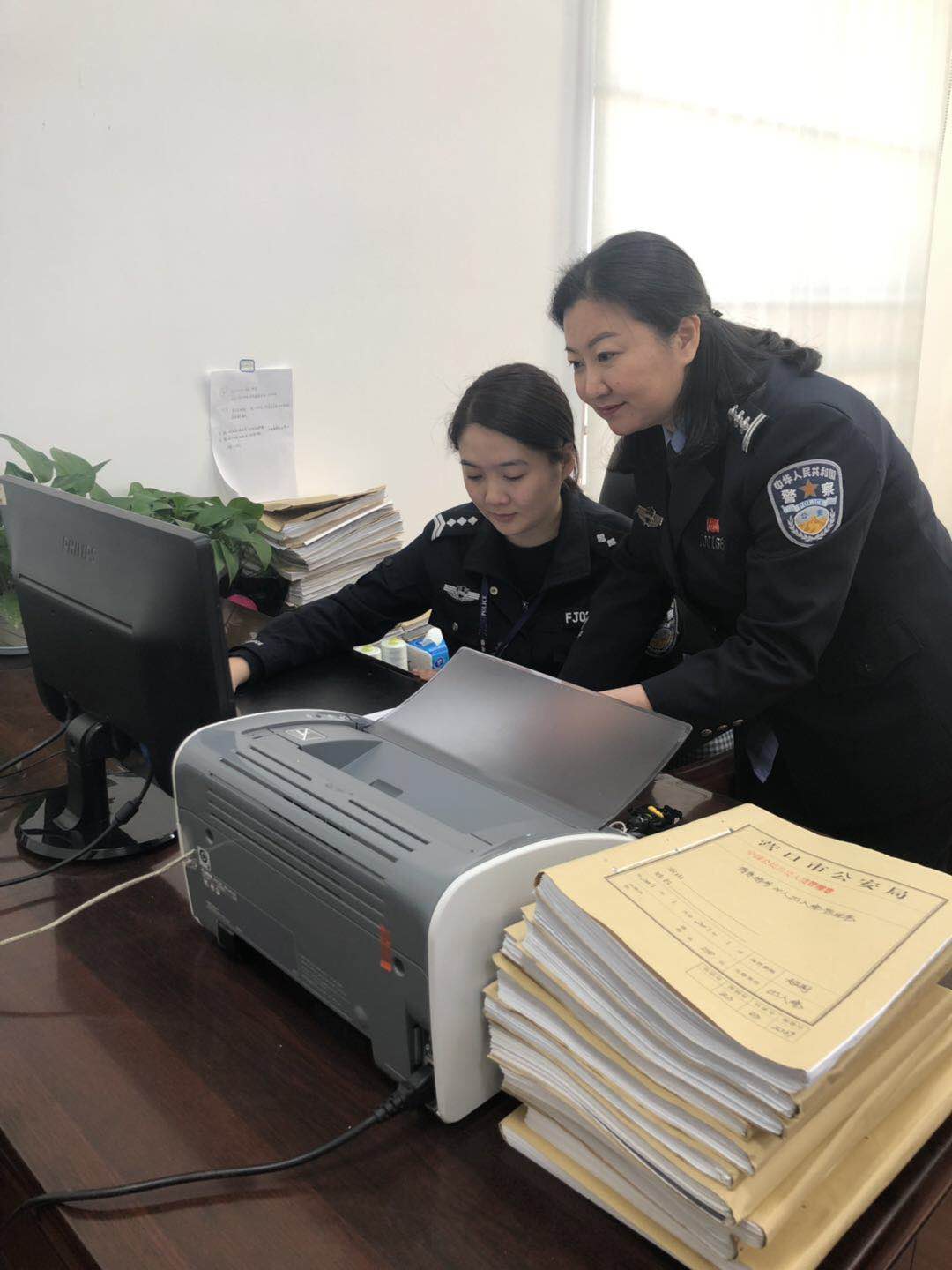 对工作人员进行业务指导.jpg